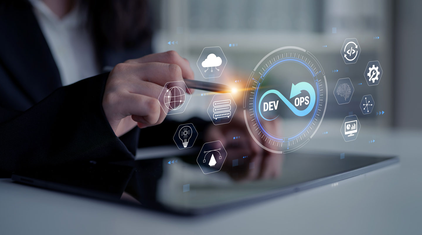 Ingénieur DevOps supervisant mur de monitoring affichant dashboards Kubernetes et pipelines CI/CD temps réel dans datacenter moderne avec baies serveurs en arrière-plan